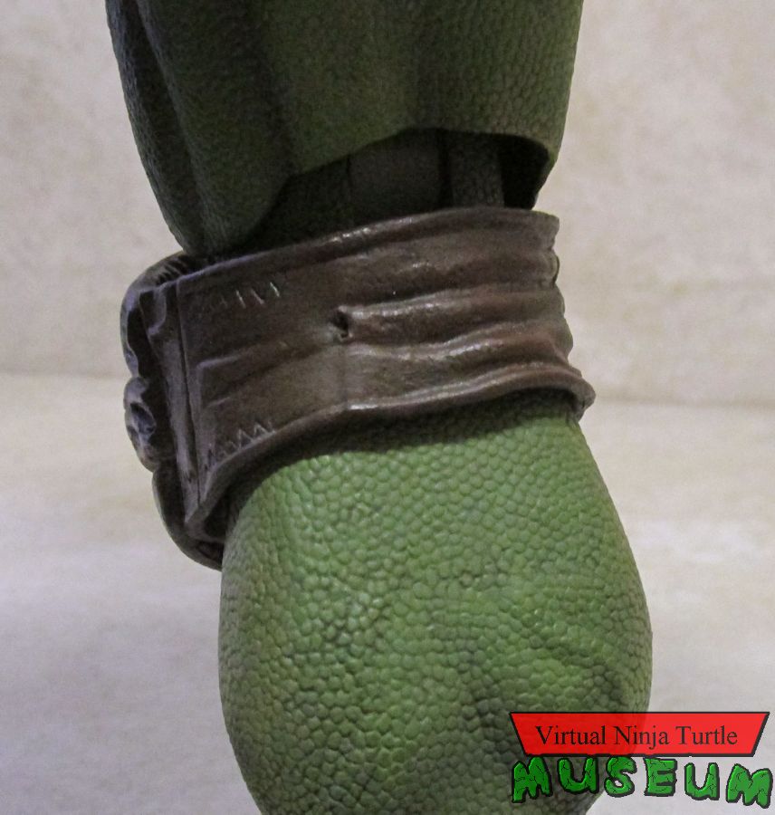 Leonardo knee detail