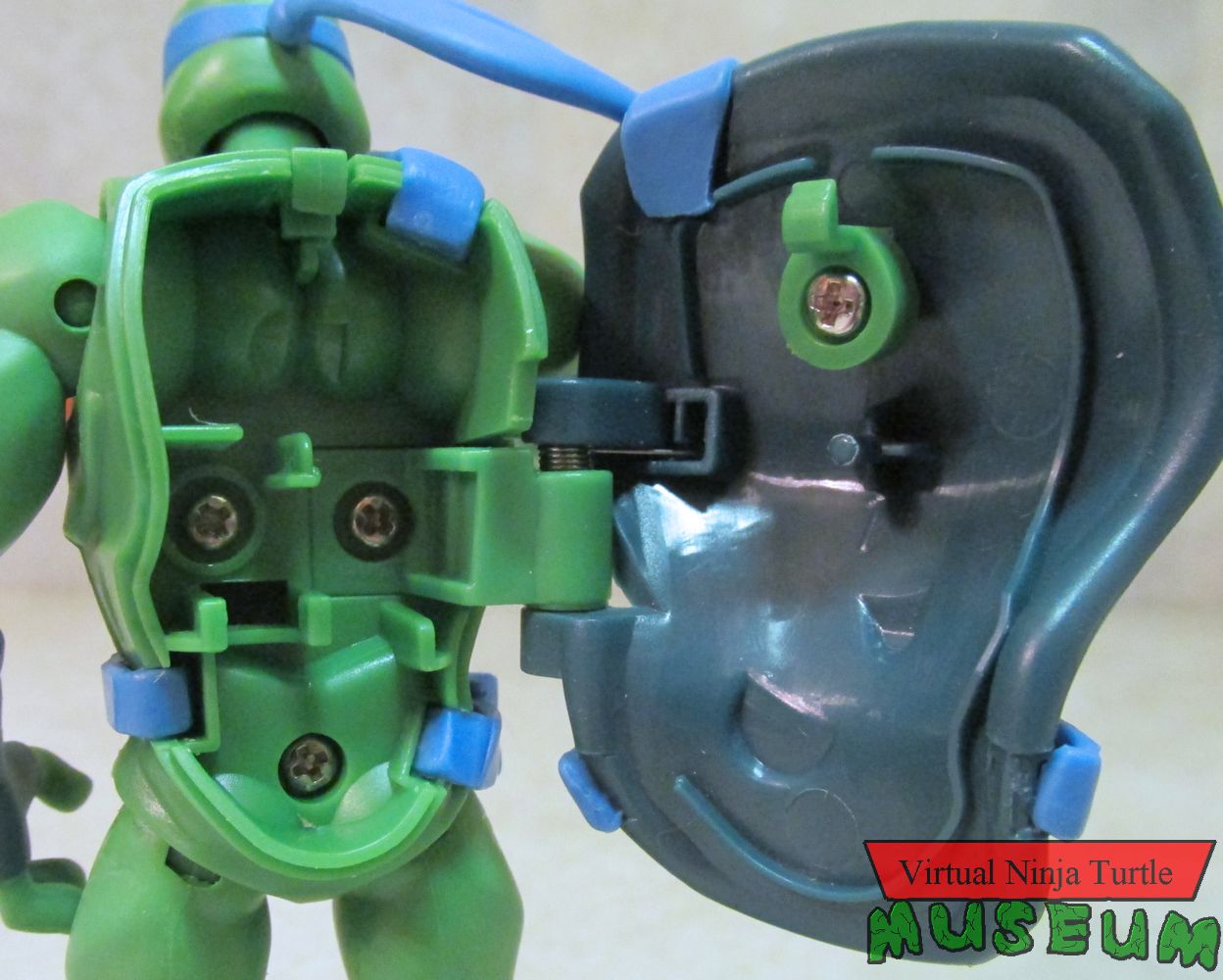 Battle Shell Leonardo shell open & empty